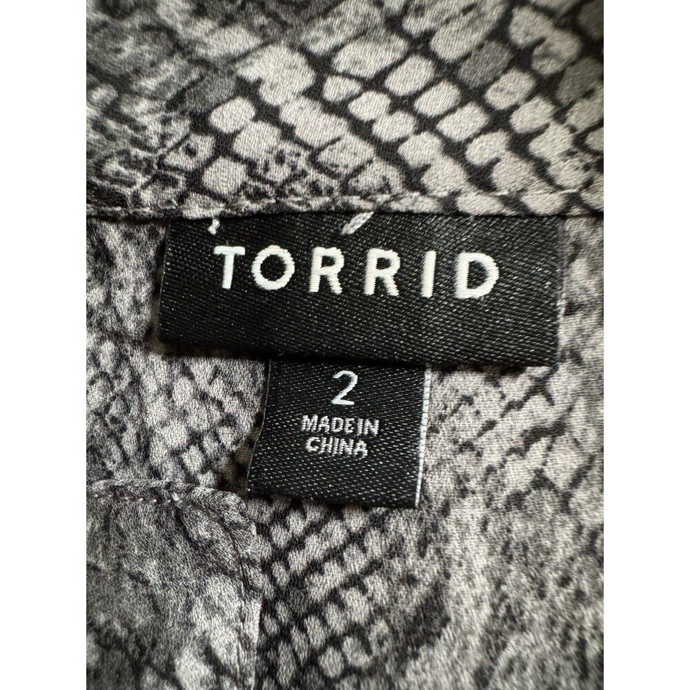 Torrid Womens Georgette Blouse Top Button Front 2 2X Snake Skin Gray Chiffon EUC - Picture 6 of 8